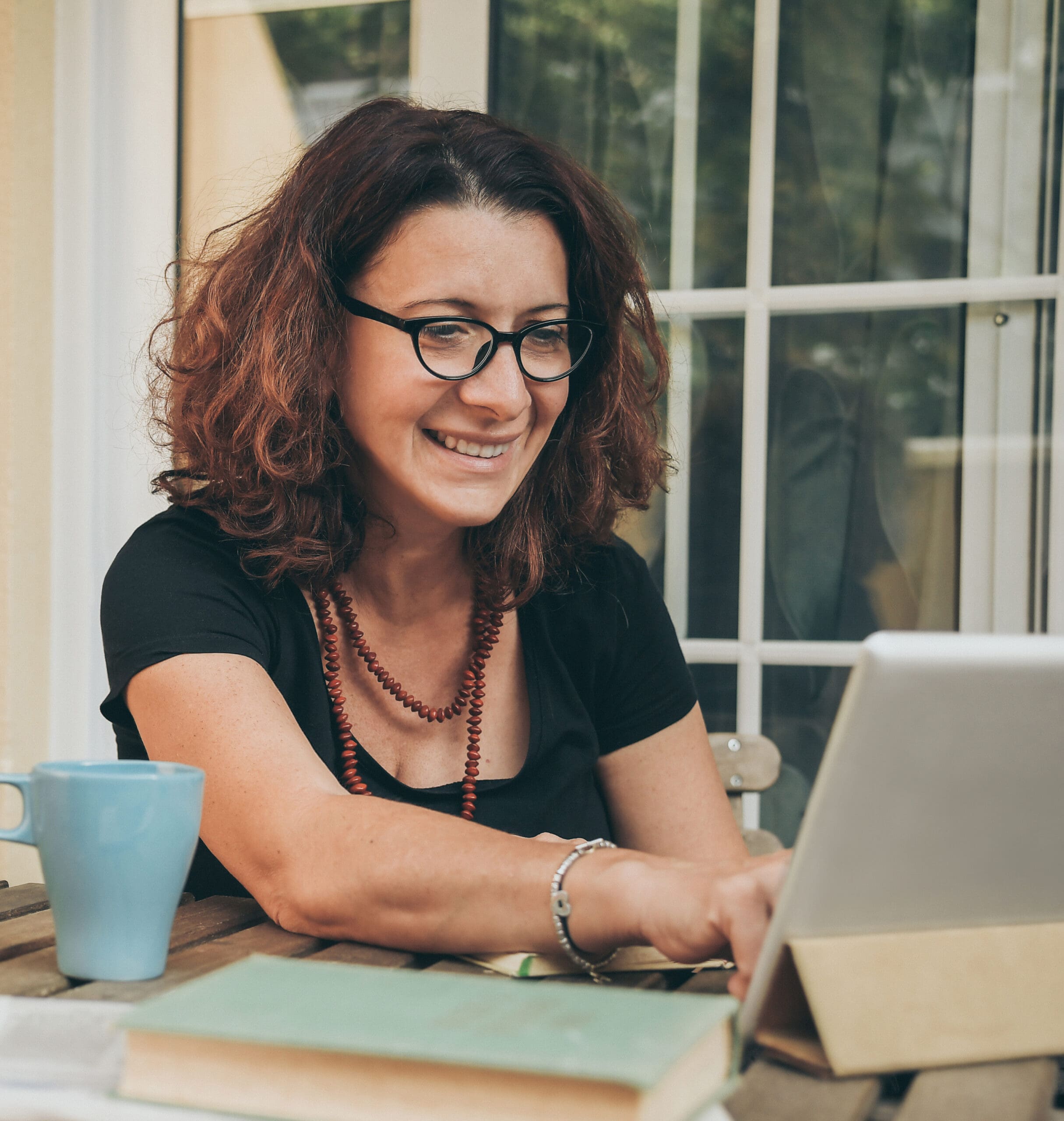 What you’ll get image bottom course page-min SEO article writing course student working on a laptop